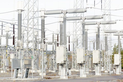 Instalasi switchgear AIS outdoor, peralatan besar dengan struktur baja pendukung.