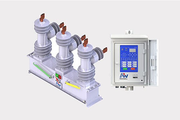 Teknisi memeriksa relay proteksi dengan fungsi auto reclose