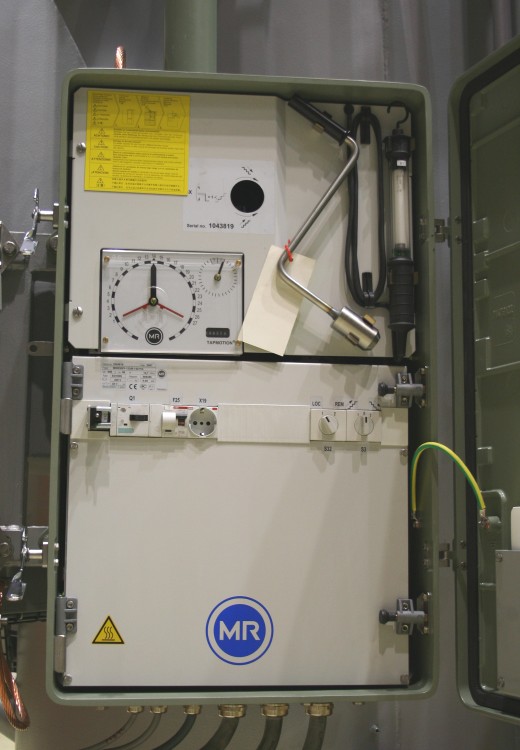 Close-up mekanisme tap changer pada transformator daya besar