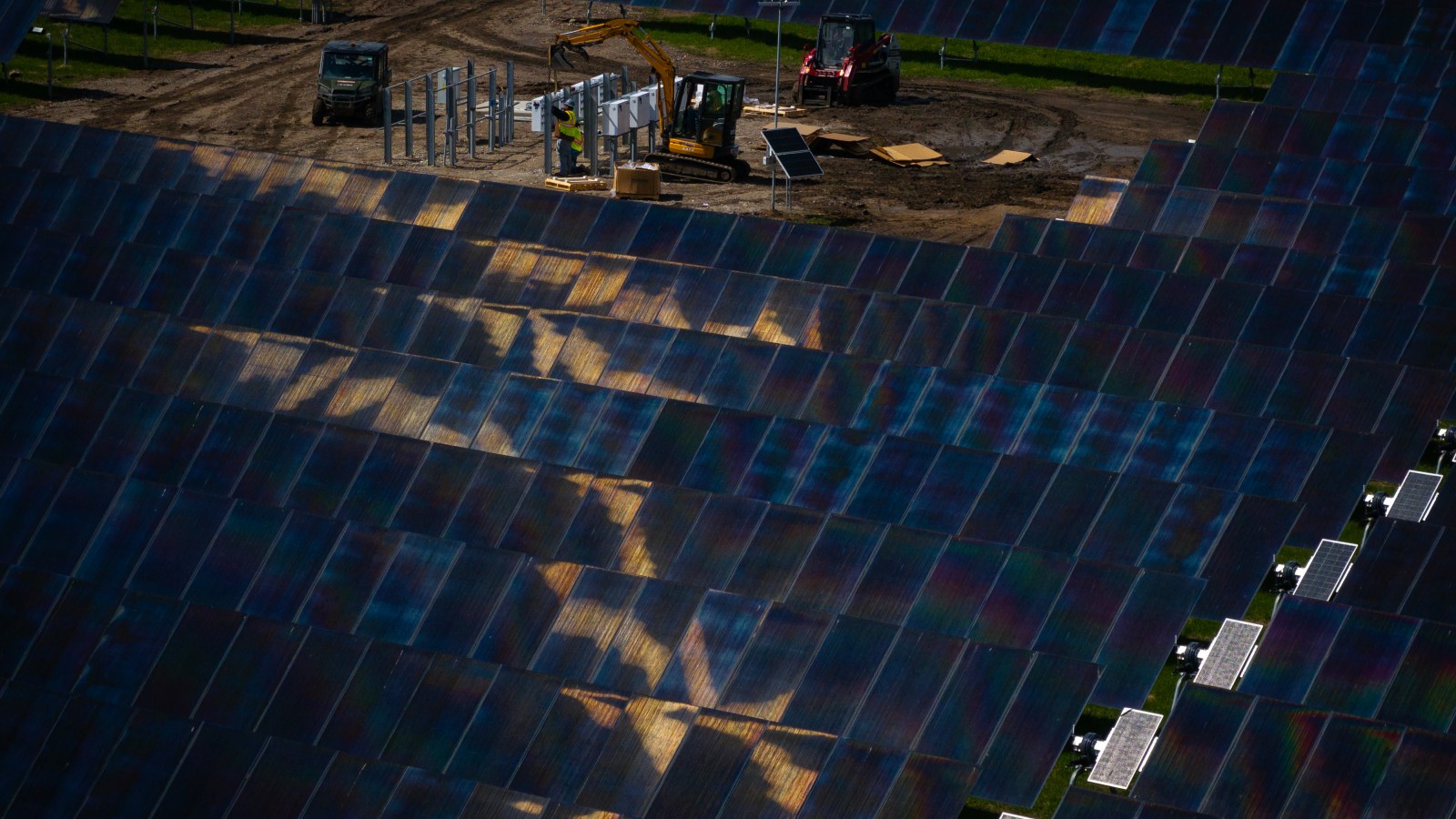 Turbin gas atau pembangkit listrik beroperasi penuh, asap keluar dari cerobong