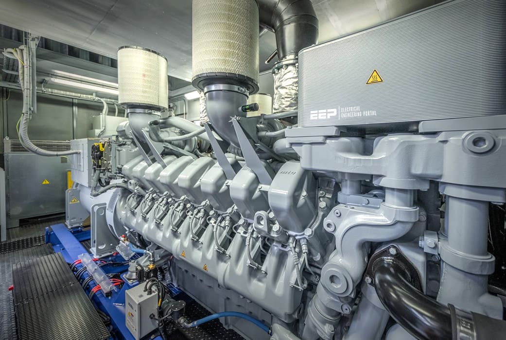 Operator di ruang kendali memantau proses start-up sistem setelah blackout