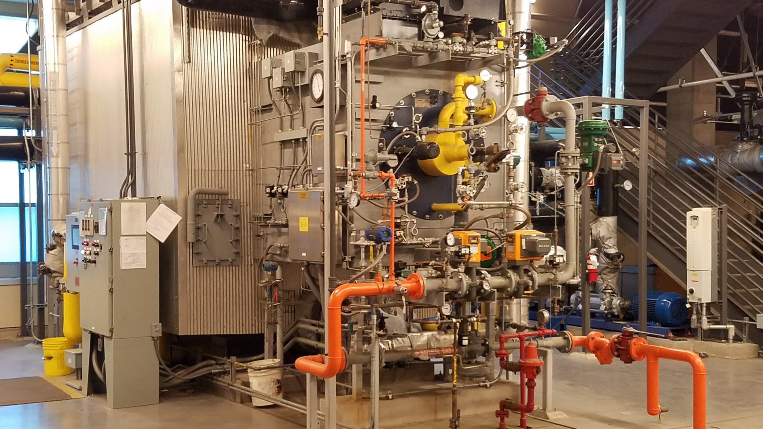 Close-up impeller pompa air umpan dengan sudu-sudu logam presisi