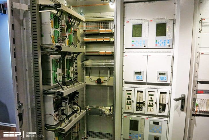 Trafo arus (CT) terpasang pada konduktor busbar di substasiun listrik