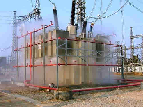 Close-up radiator pendingin transformator dengan kipas dan sirip aluminium