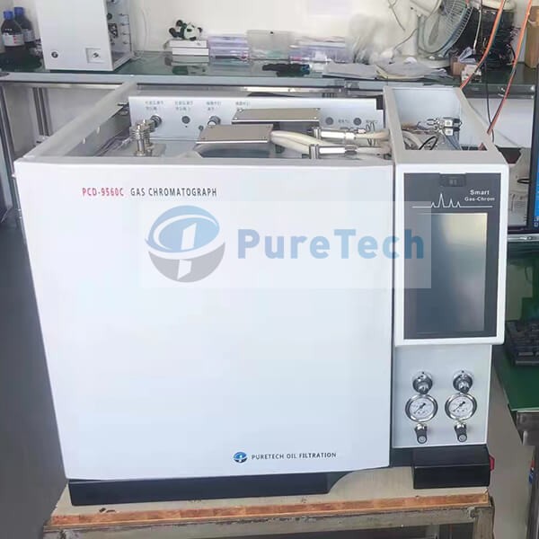 Teknisi mengambil sampel minyak transformator untuk analisis gas terlarut (DGA).
