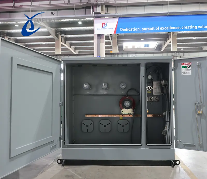 Transformer zigzag berukuran besar di gardu induk, terlihat koneksi kabelnya