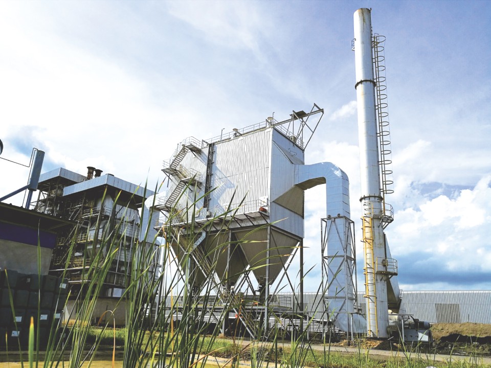 Instalasi electrostatic precipitator besar di cerobong pembangkit listrik tenaga batubara