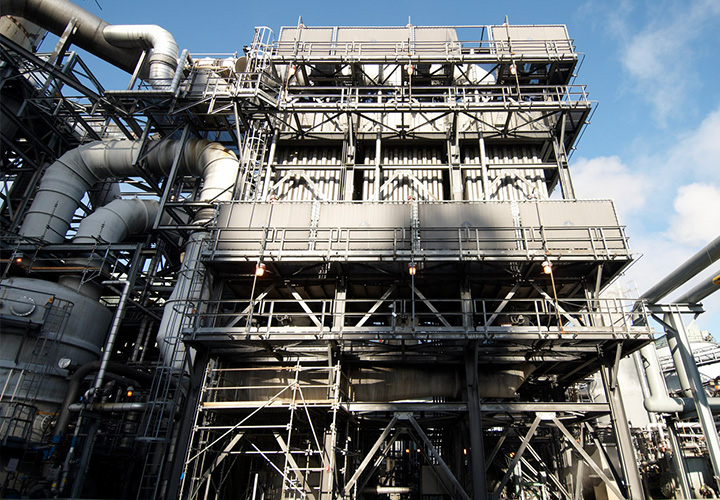 Teknisi melakukan inspeksi pada rak elektroda di unit precipitator