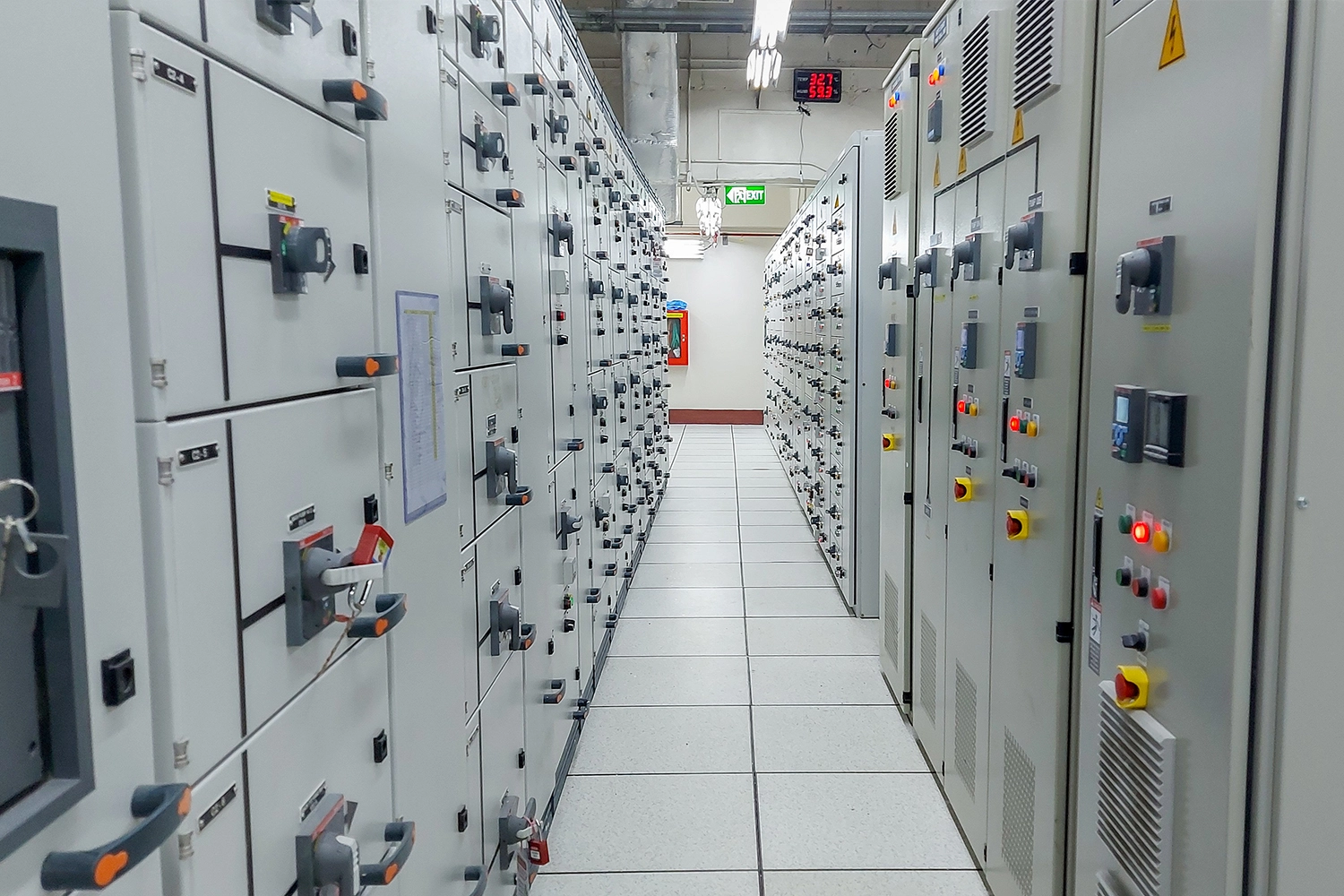 Teknisi sedang melakukan pengujian relay proteksi feeder di gardu induk