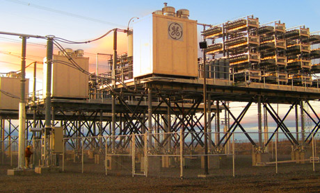 Close-up perangkat STATCOM atau SVC di gardu induk dengan kabel dan heatsink