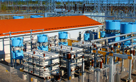 Panel kontrol dan monitor sistem FACTS di ruang kendali