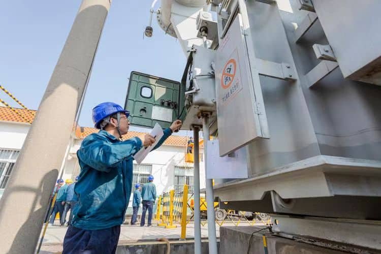 Tim teknisi darurat mengganti trafo besar yang rusak di gardu induk