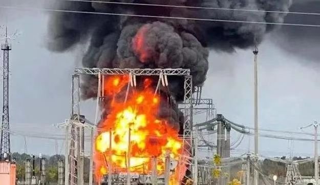 Kabel listrik tegangan tinggi terputus dan terbakar di tiang transmisi