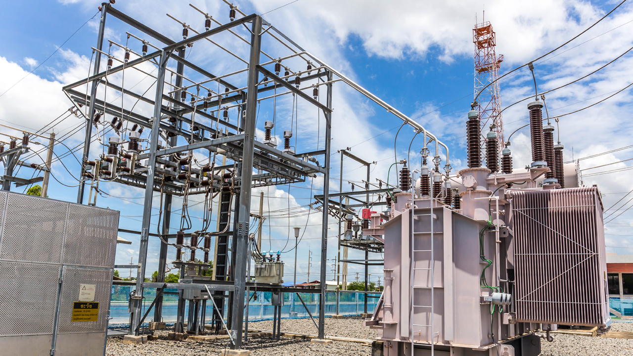 Pemandangan luas tiang transmisi dengan peralatan pentanahan di saluran