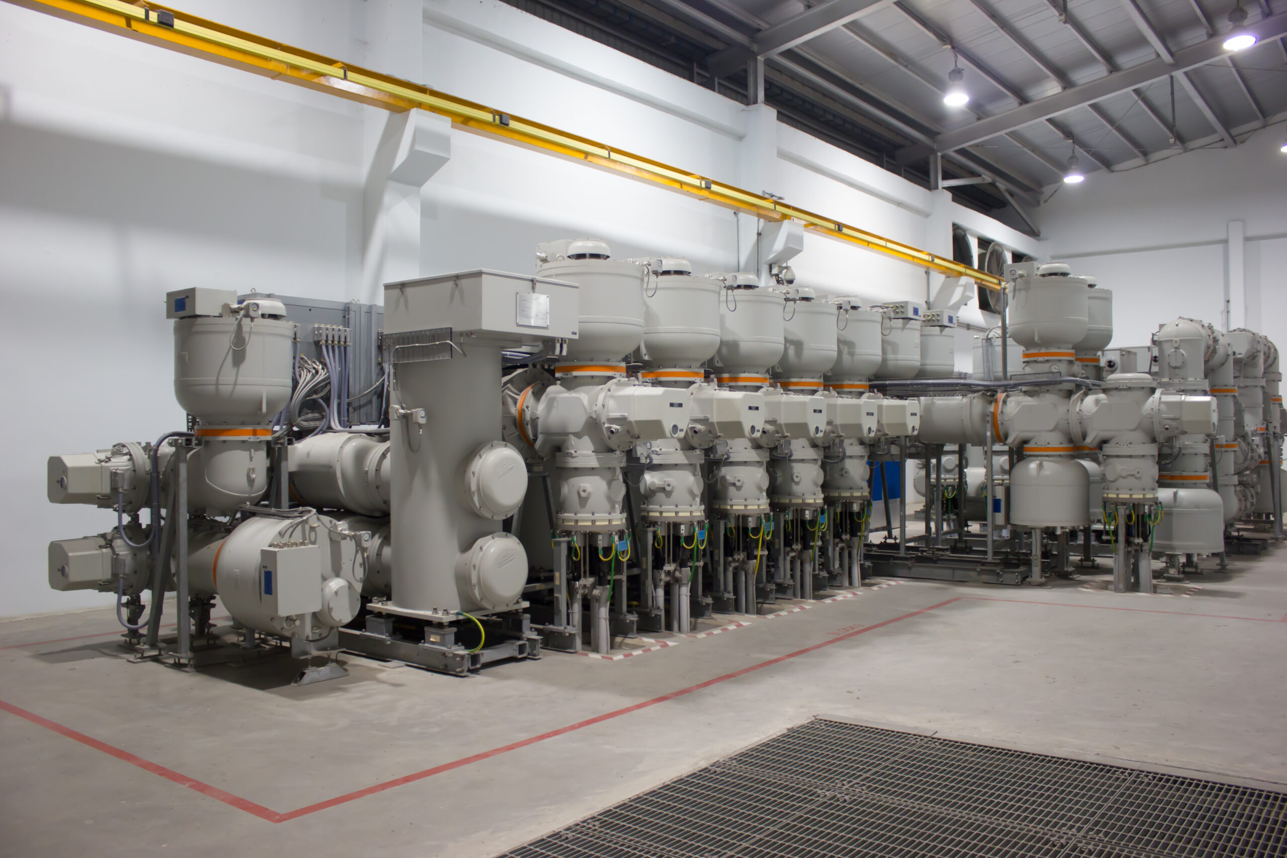 Pandangan dekat modul GIS dengan isolator dan busbar bertekanan SF6.