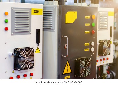 Teknisi memeriksa relay proteksi diferensial untuk sistem inter trip