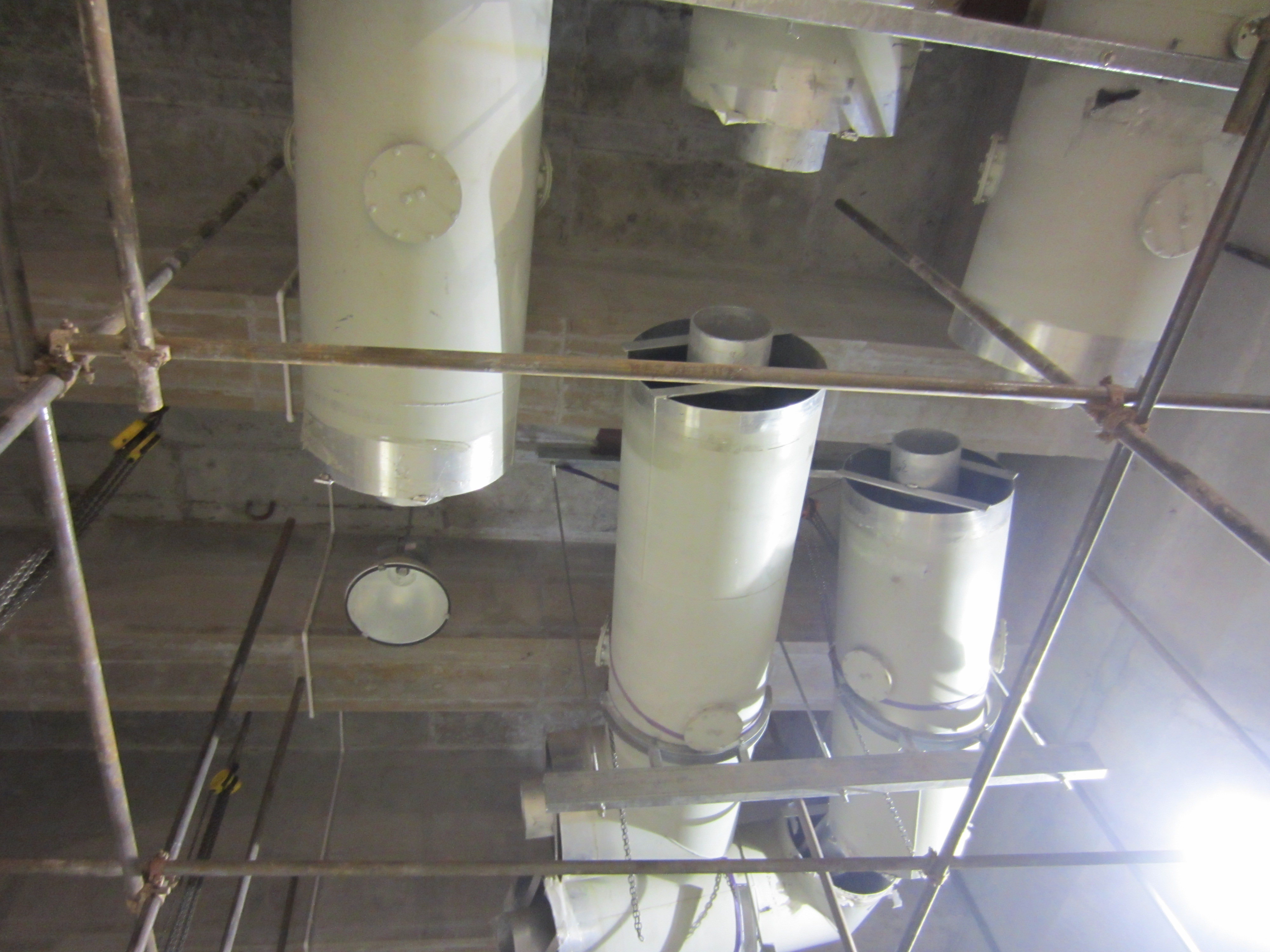 Diagram teknis potongan melintang konstruksi Isolated Phase Busduct (IPB).