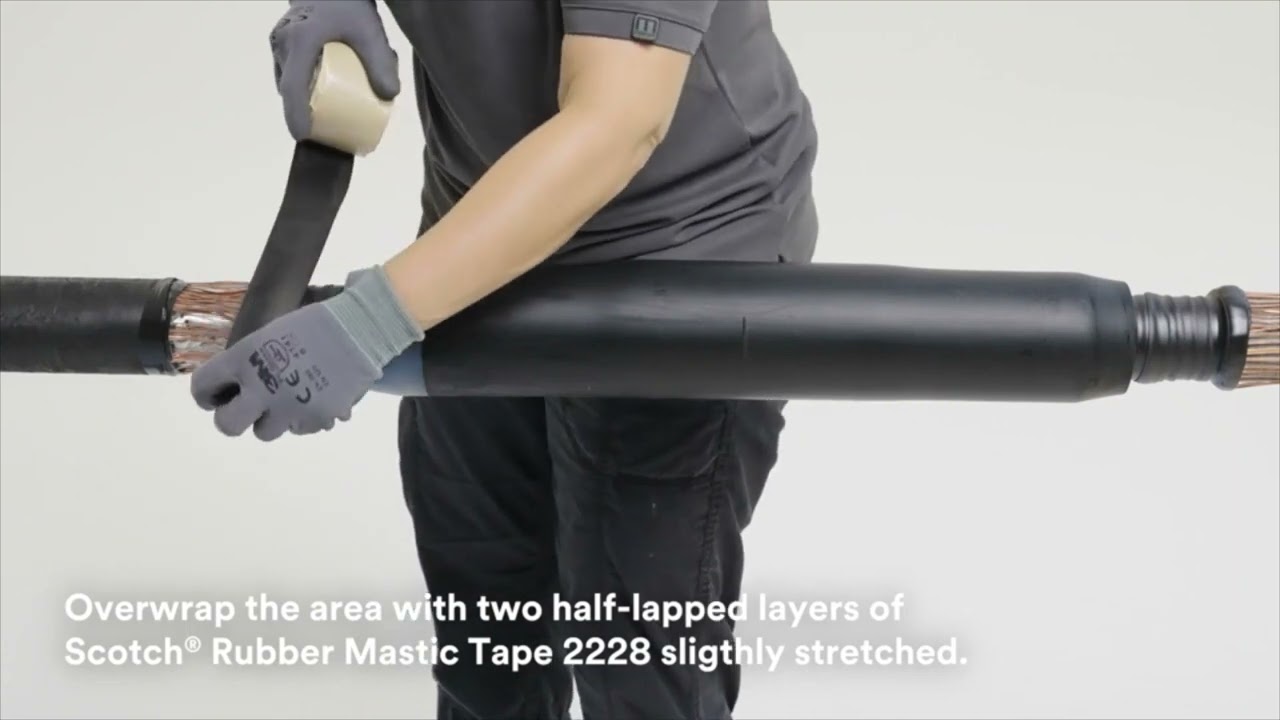 Sambungan kabel bawah tanah terlindungi dalam rumah jointing beton.