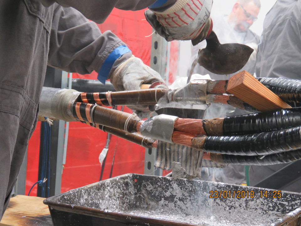 Diagram teknis potongan sambungan kabel berisolasi XLPE dan termokrim.