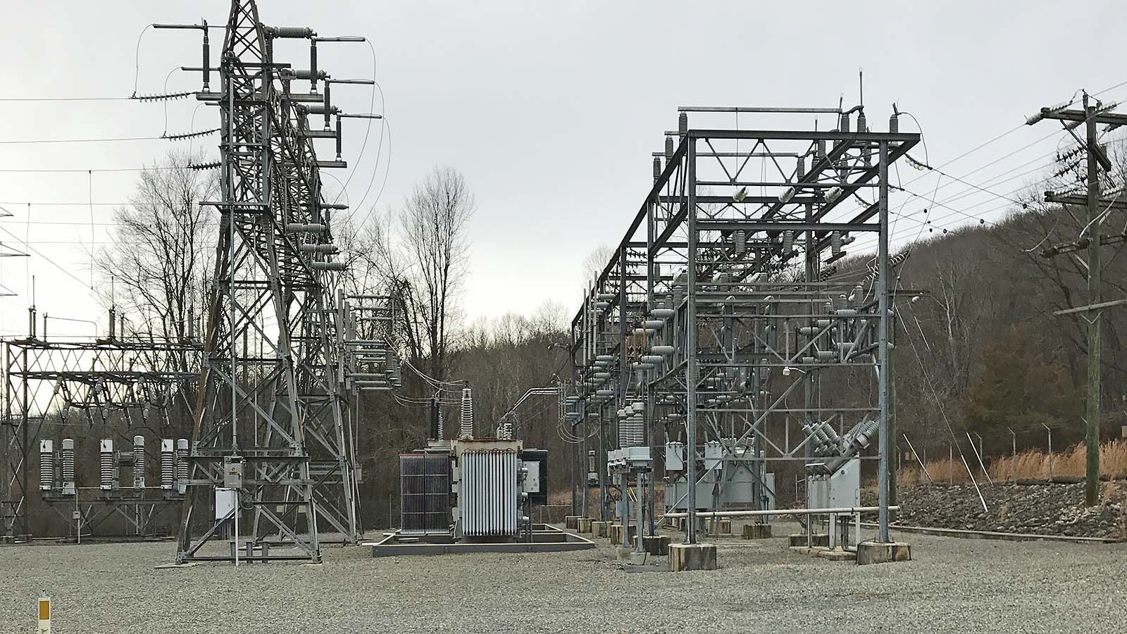 Close-up unit kapasitor individu dengan kabel dan pengaman termal