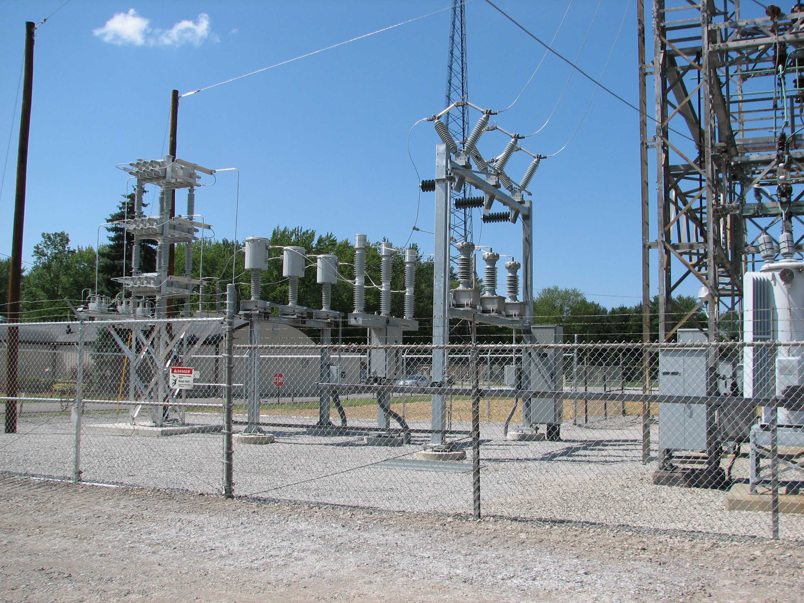 Teknisi memeriksa panel kapasitor bank di dalam gardu listrik