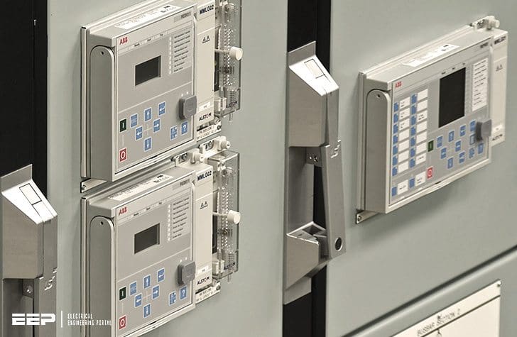 Engineer memeriksa kurva koordinasi proteksi pada layar komputer di ruang kontrol.