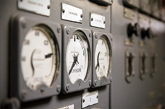 Diagram teknis sinkronisasi generator ke jaringan listrik yang bertegangan