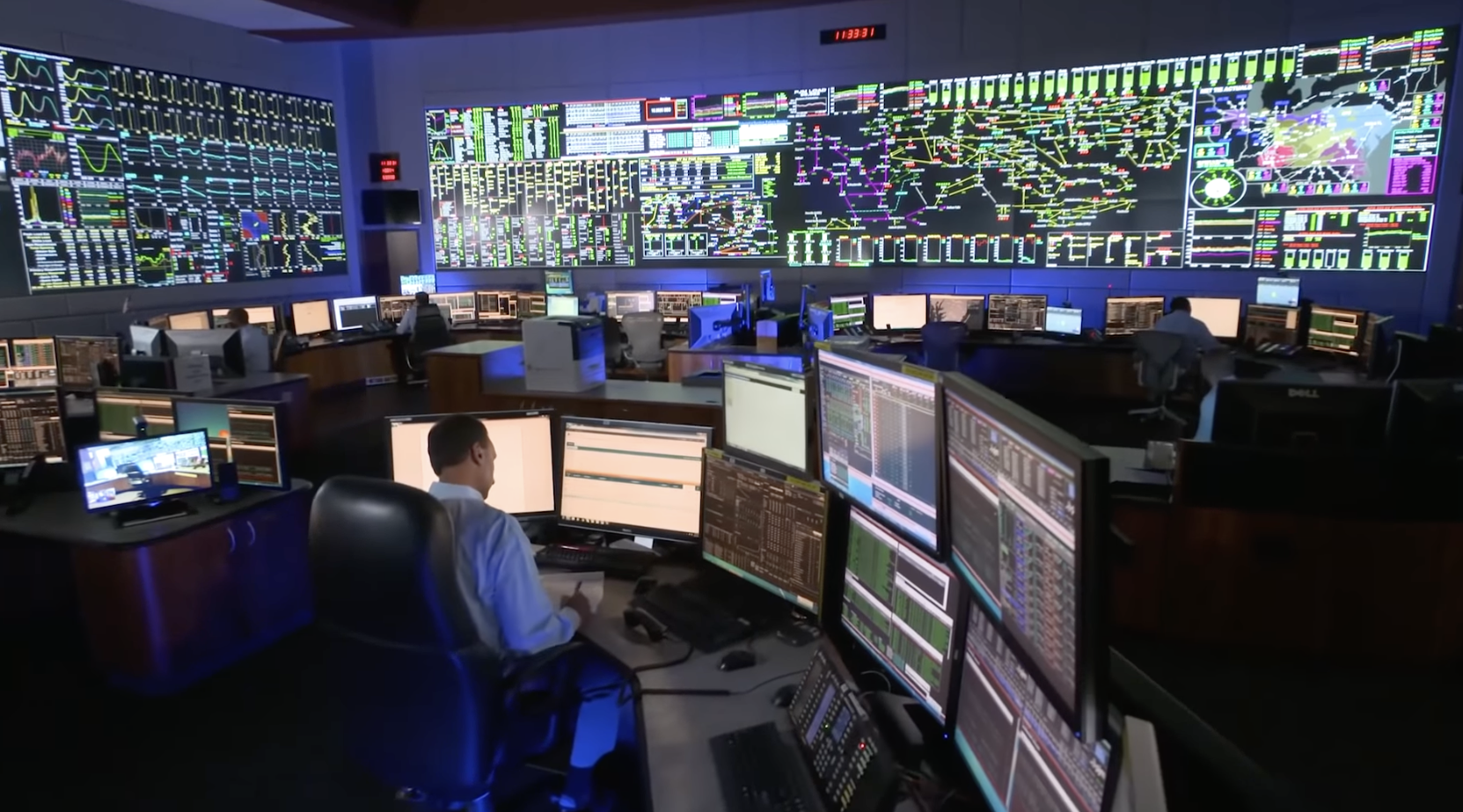 Operator di ruang kendali PLTU memantau parameter MCR pada layar SCADA