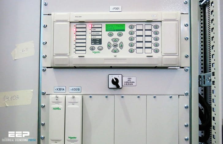 Close-up relay proteksi frekuensi lebih di panel kontrol listrik