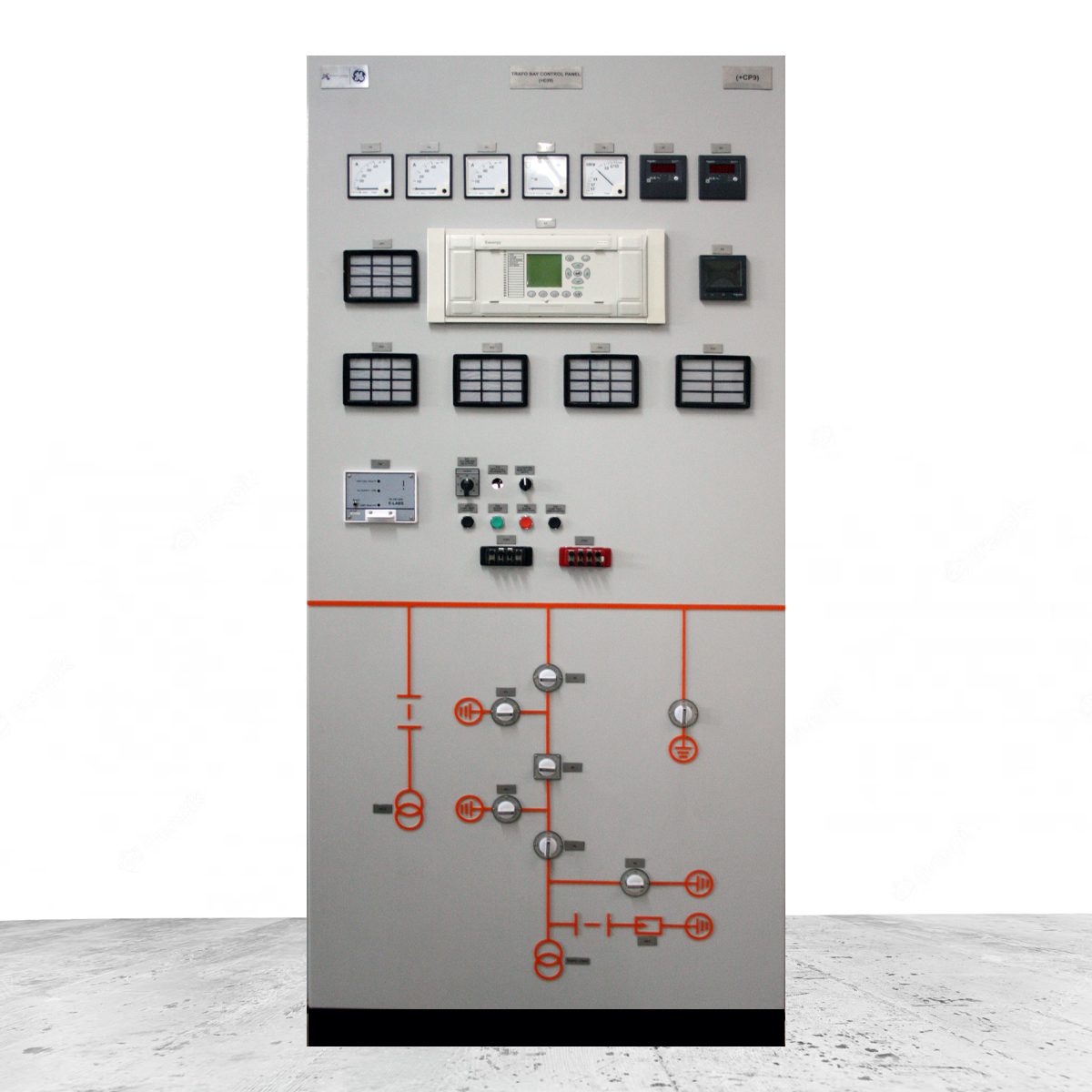 Engineer memeriksa setpoint relay frekuensi di gardu induk