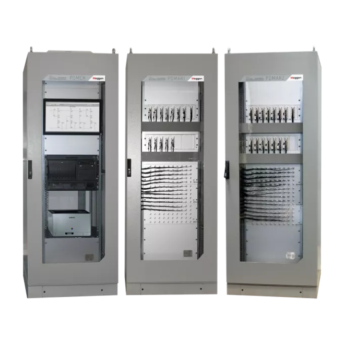 Teknisi memasang sensor PD permanen di kabel bertegangan tinggi