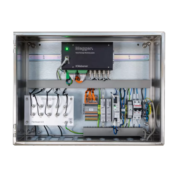 Layar monitor yang menampilkan grafik aktivitas partial discharge