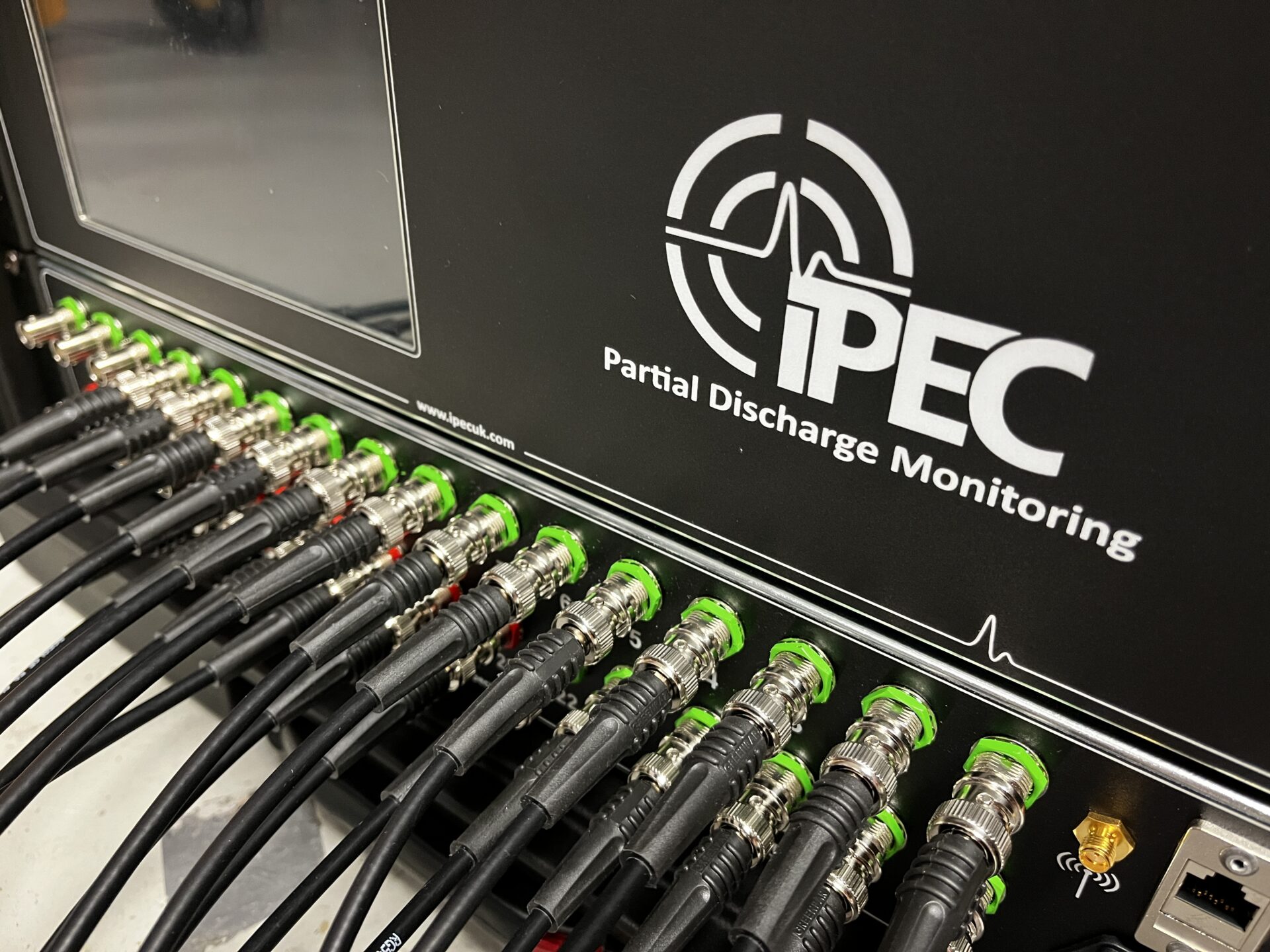 Overview gardu induk dengan peralatan monitoring PD terpasang