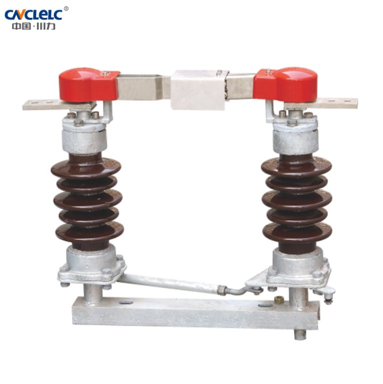 Pemandangan luas gardu listrik dengan deretan pemisah tegangan (isolator).