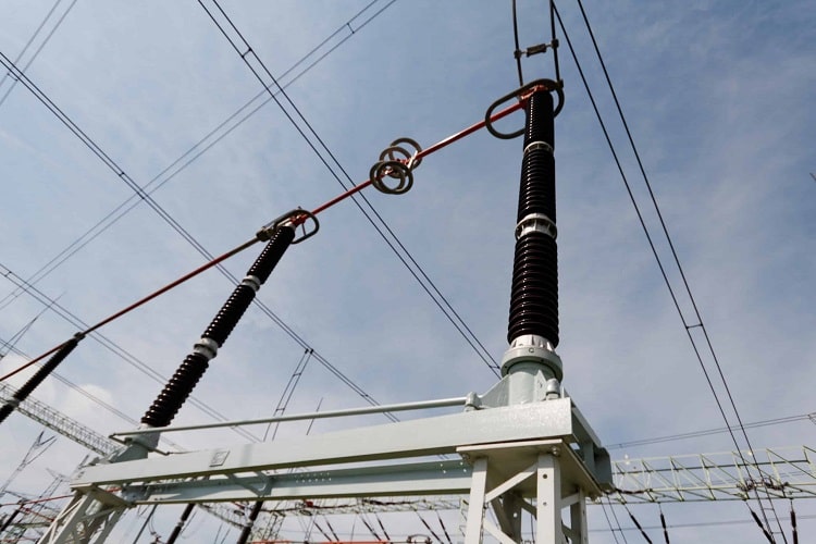 Diagram teknis sederhana prinsip kerja pemisah tegangan tinggi (isolator).