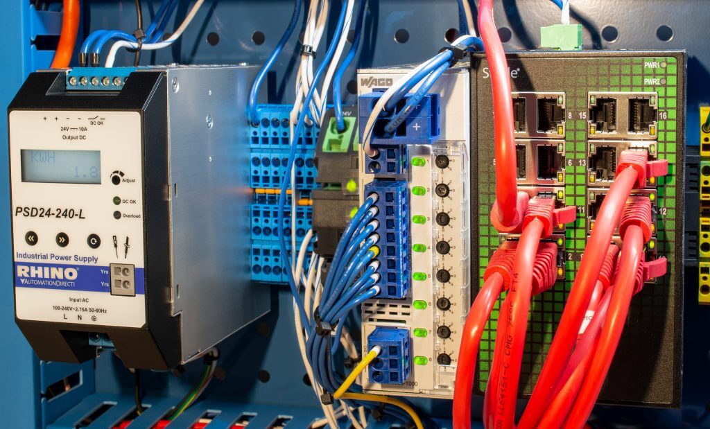 Instalasi kabel listrik dengan sekering (fuse) sebagai pengaman arus lebih.