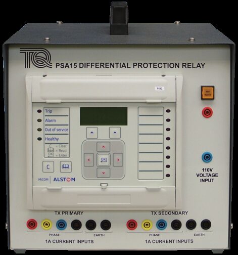 Close-up relay pengaman diferensial digital di panel kontrol transformator daya