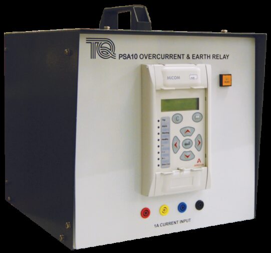 Teknisi menguji perangkat pengaman arus sisa (RCD/ELCB) di laboratorium