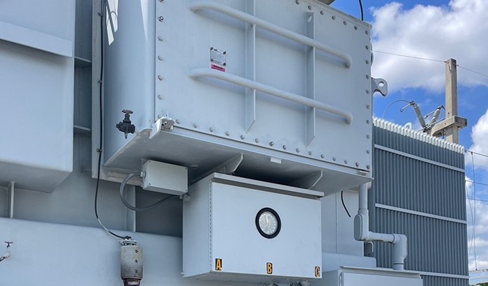 Trafo daya besar dengan tangki OLTC terpisah di sisi sampingnya