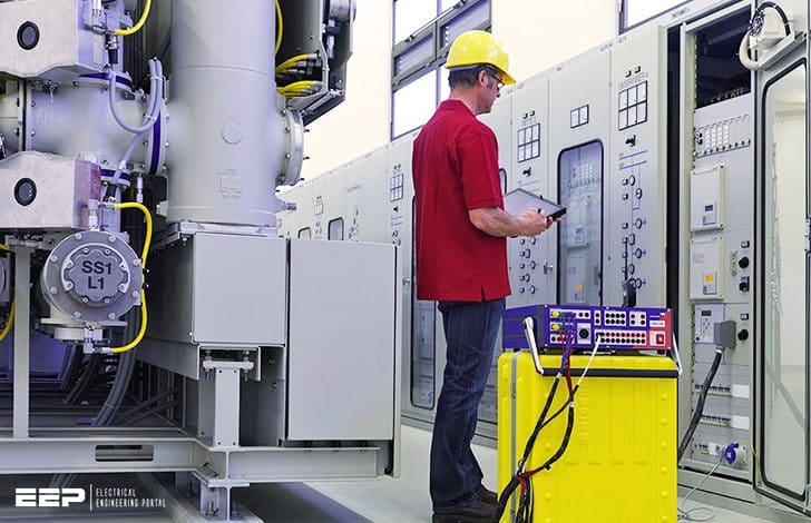 Overview ruang kontrol dengan teknisi mengkalibrasi relay via injeksi sekunder