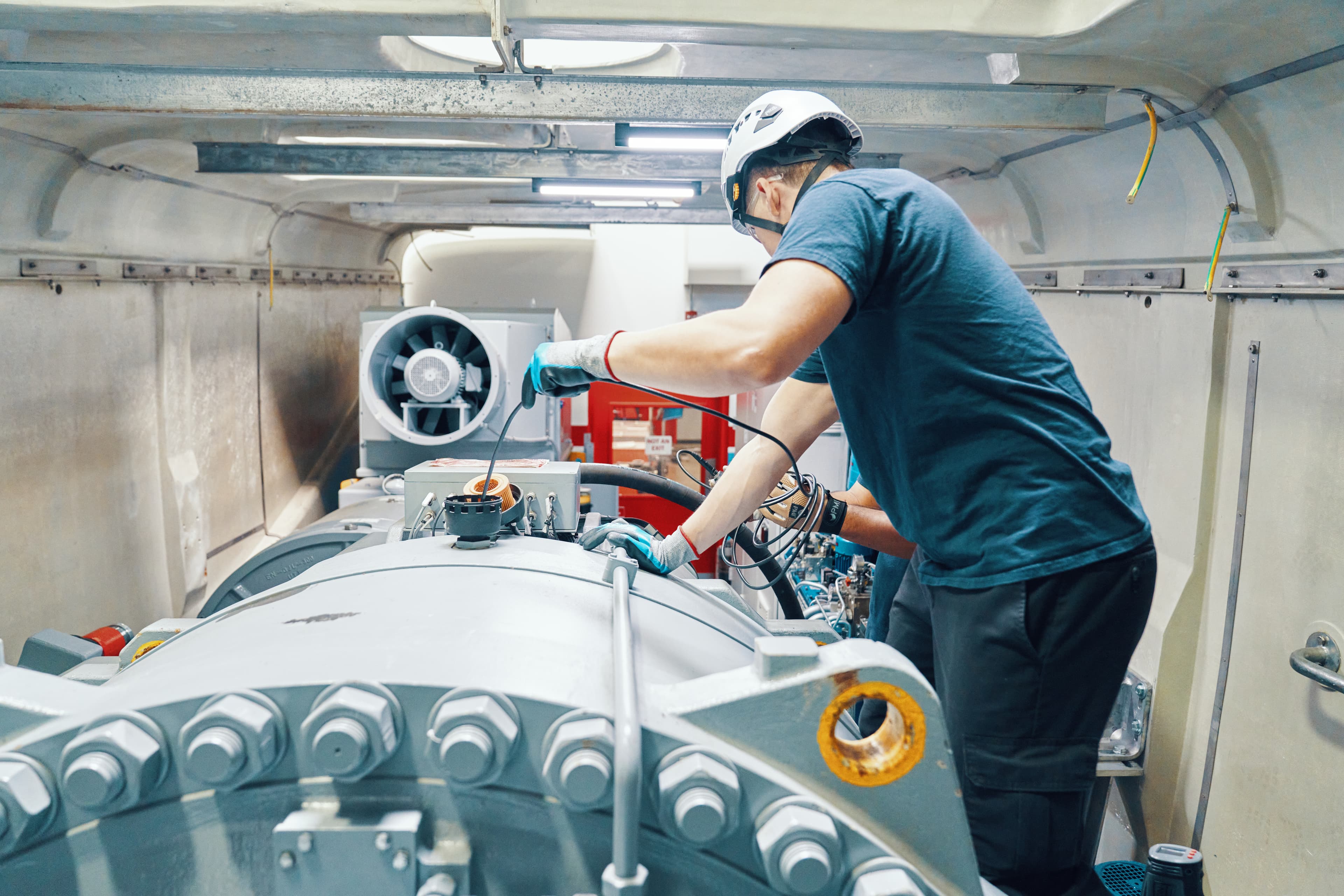 Tim teknisi merencanakan pekerjaan di ruang kontrol sebelum pemadaman pemeliharaan