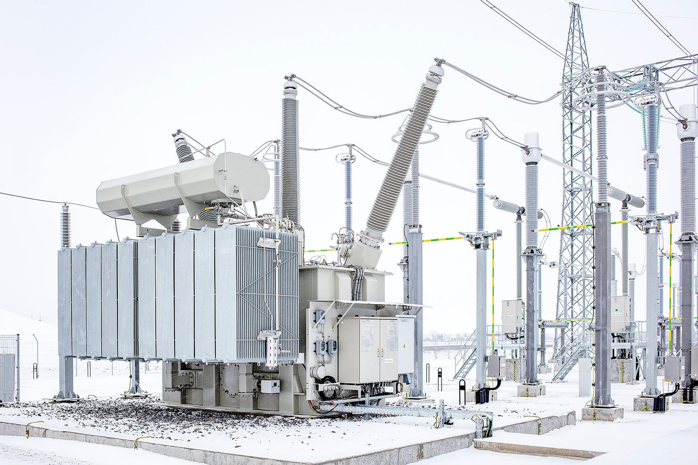 Diagram teknis sederhana reaktor shunt satu fasa terhubung ke saluran transmisi.