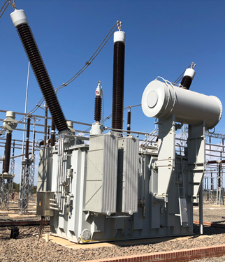 Pemandangan udara gardu induk dengan deretan reaktor shunt dan saluran keluar.