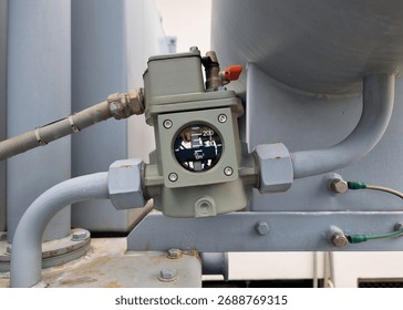 Diagram skematik prinsip kerja rele Buchholz dalam sistem proteksi transformator