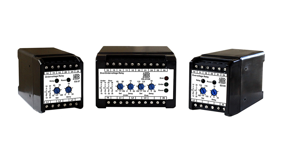 Close-up rele frekuensi rendah dengan tampilan digital di panel kontrol listrik