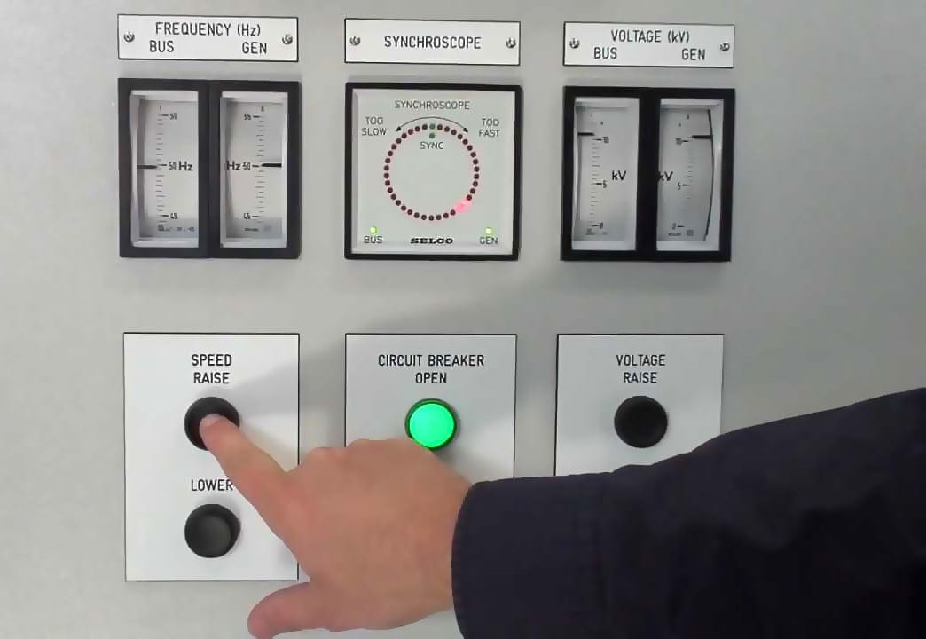 Close-up rele sinkronisasi digital dengan tampilan layar dan tombol di panel kontrol.