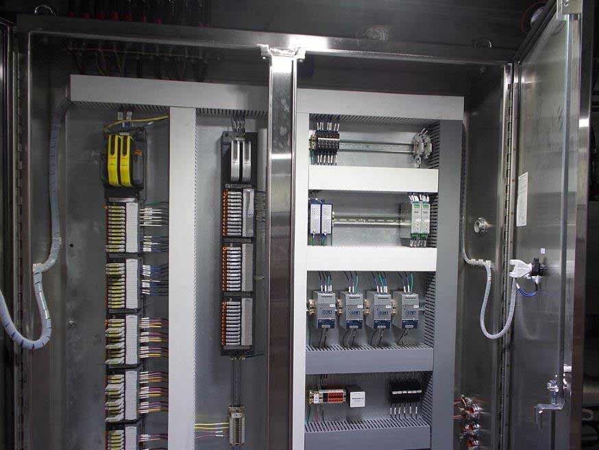 Close-up panel kontrol sistem keamanan dengan lampu indikator SIL di pabrik