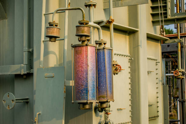 Close-up silica gel breather pada transformator daya bertegangan tinggi