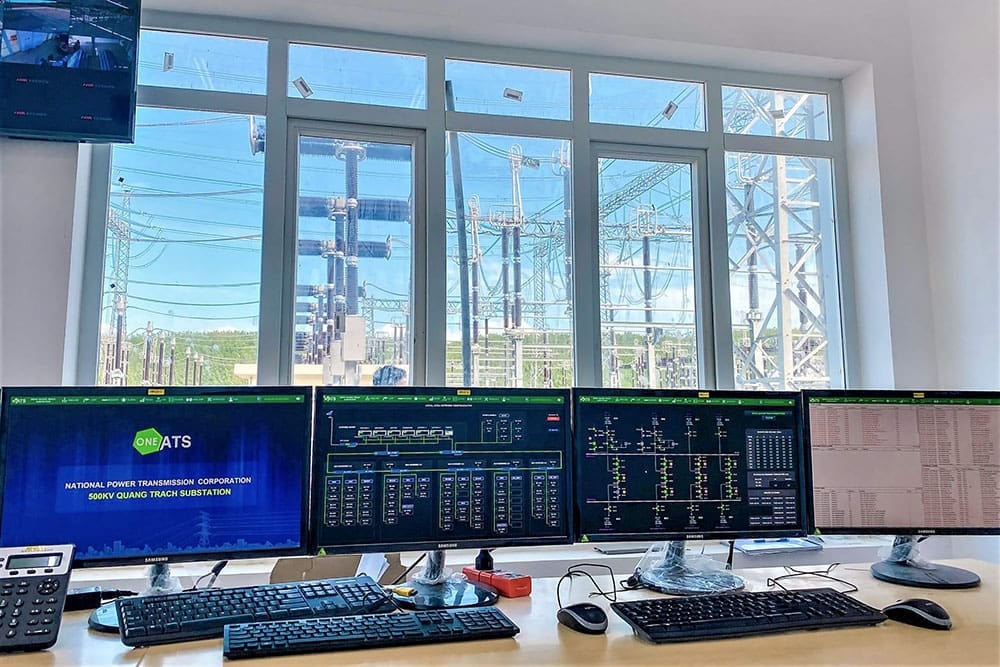 Pemandangan luas ruang gardu induk dengan trafo dan peralatan saklar