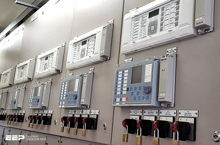 Panel relay proteksi busbar di gardu induk dengan banyak perangkat ukur